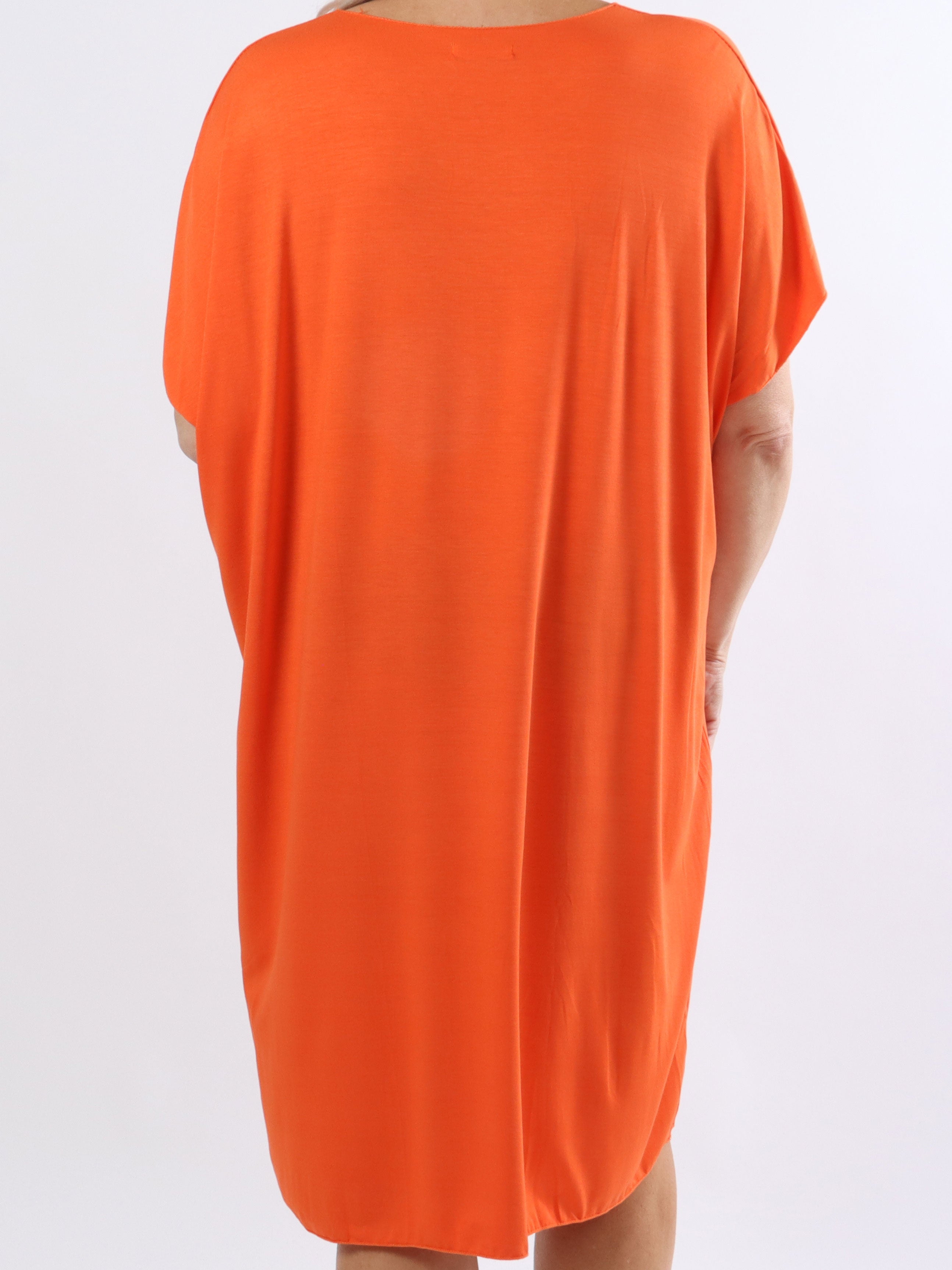 Vogue - Plus size t-shirt klänning i viskos med guldskrift